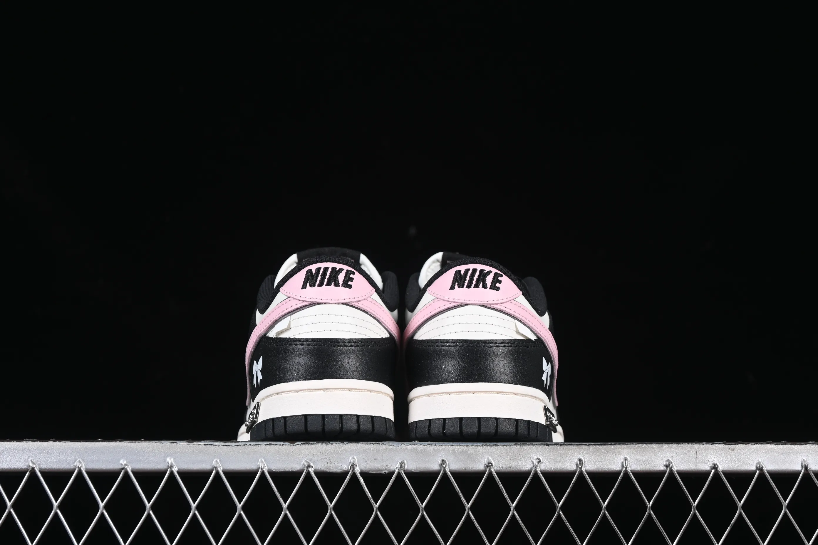 All categories Nk SB Dunk series Nk SB Dunk Low low-top sneakers Nk SB Dunk Low bow tie black and white pink low-top casual sneakers BP1220-009